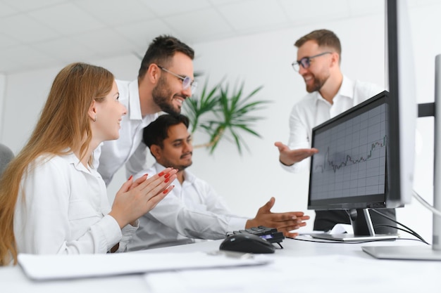 офісна команда працює з фінансовими даними