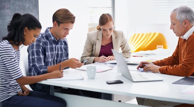 зустріч команди за столом